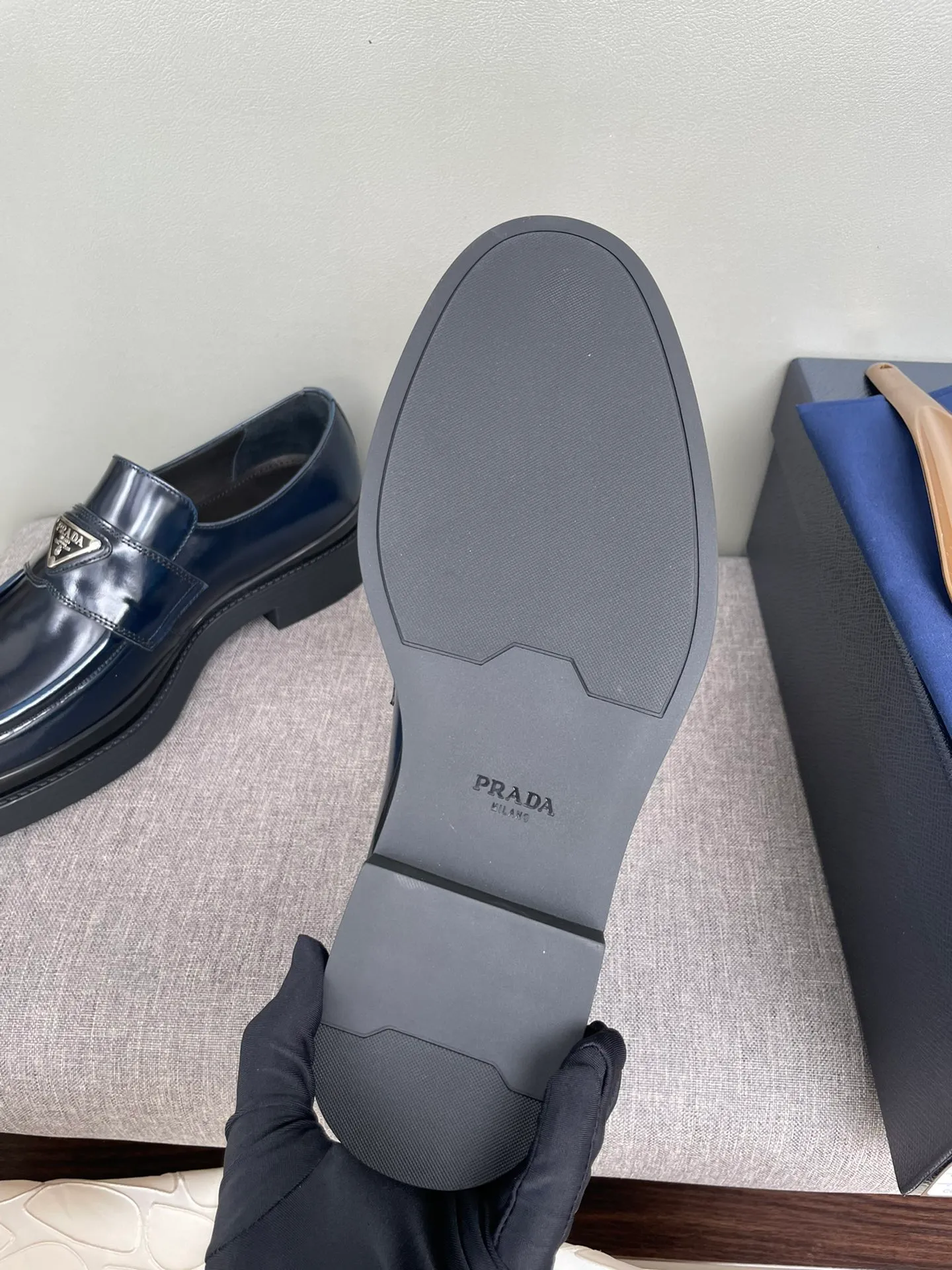 Men's shoes 💰860 hot recommendation ✨PRADA Prada's top purchasing quality imported upper with color-brushed open edge beads carved toe design cowhide lining private molded TPU outsole non-slip, wear-resistant and elastic fashionable and versatile burgundy black blue 39-44 in stock (38, 45 customized replacement)